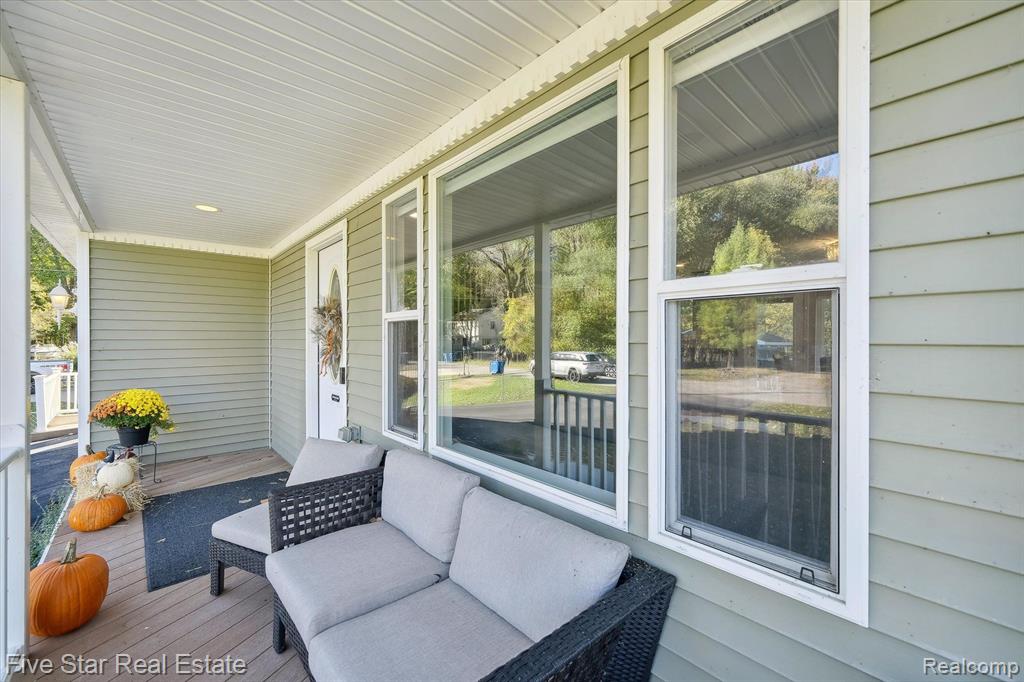 490 CLAYBURN Boulevard, Waterford, MI 48327 — Photo 2