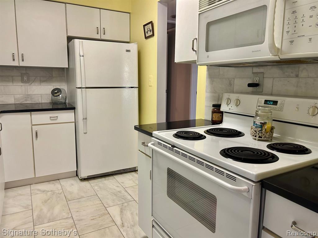 1824 COLONIAL VILLAGE Way, 4, Waterford, MI 48328 — Photo 6