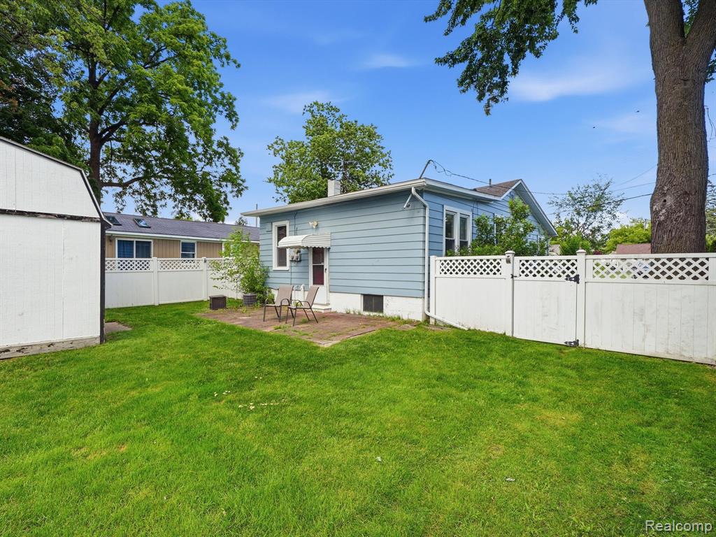1728 Beechcroft Street, Keego Harbor, MI 48320 — Photo 21
