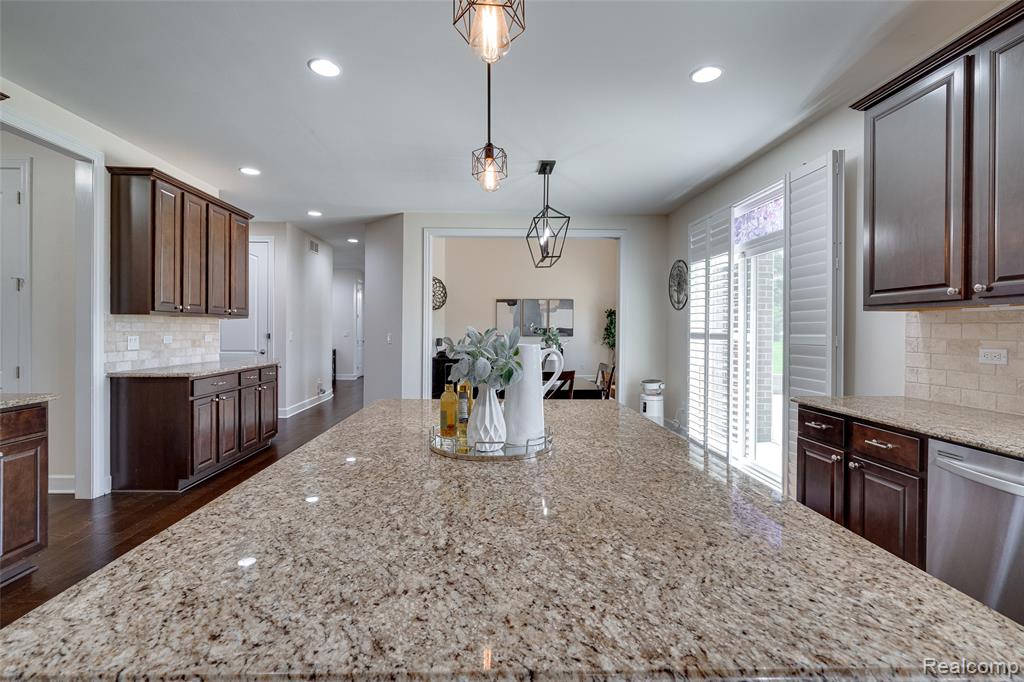 47576 VALENCIA Circle, Novi, MI — Photo 36