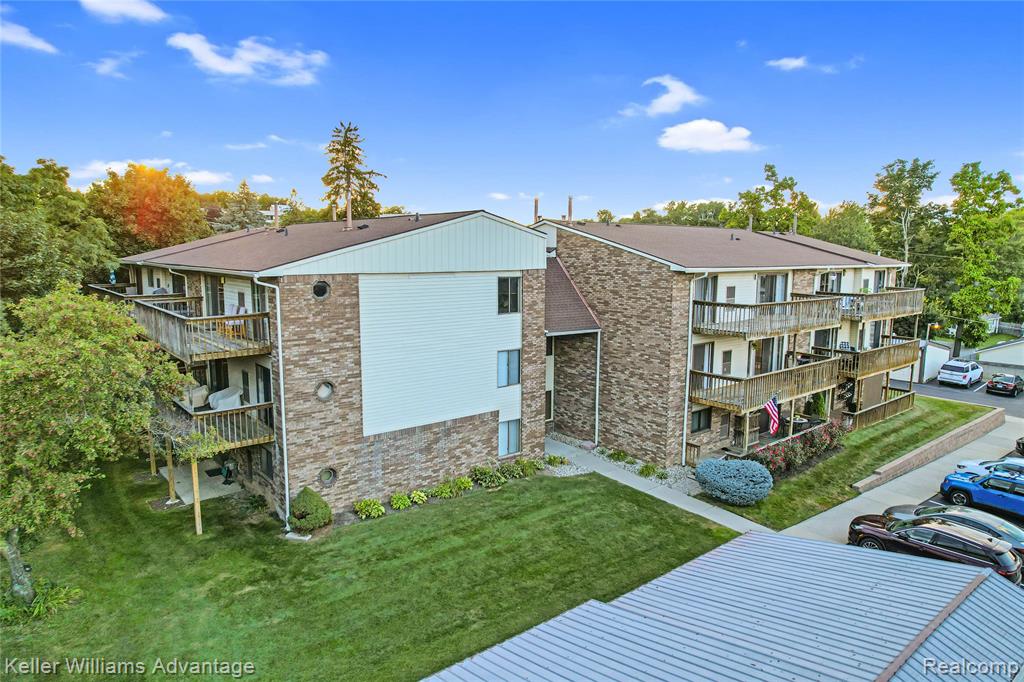 855 S Pontiac Trail, Walled Lake, MI 48390 — Photo 4
