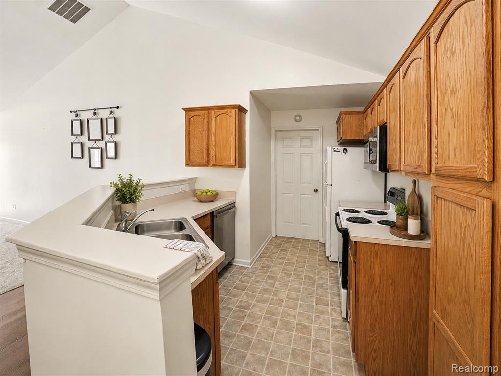 518 Olde English Circle, Howell, MI 48855 — Photo 8