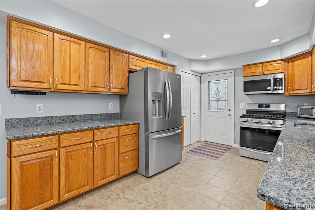 43057 Bond Court, Sterling Heights, MI 48313 — Photo 37