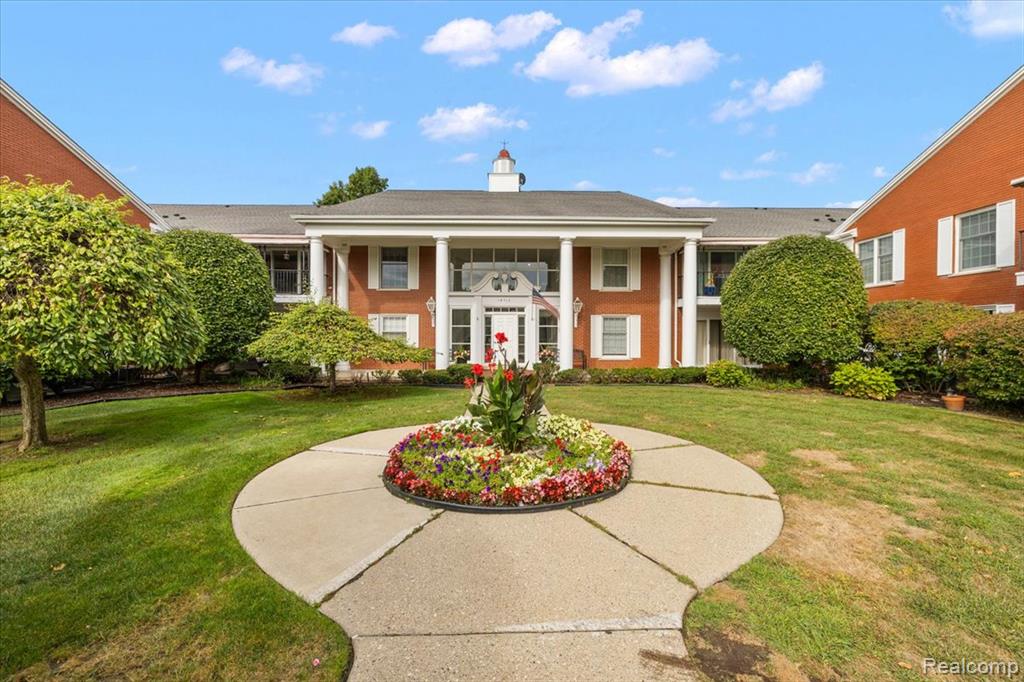 19710 W 13 Mile Road, 202, Beverly Hills, MI 48025 — Photo 2
