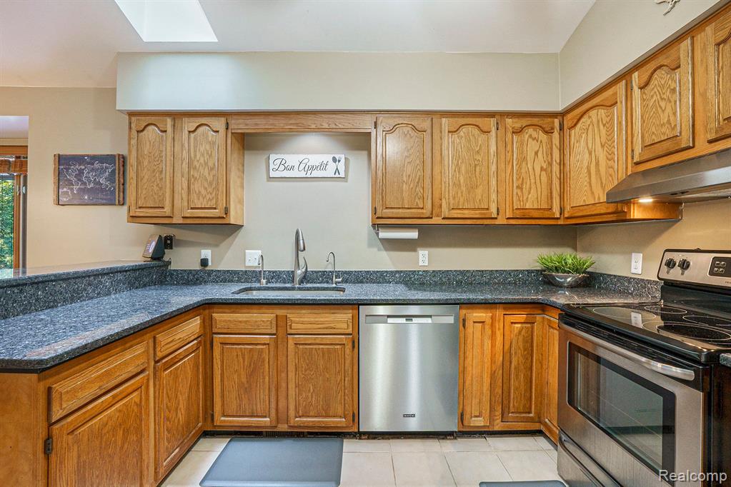 845 HEMINGWAY Road, Lake Orion, MI 48362 — Photo 10