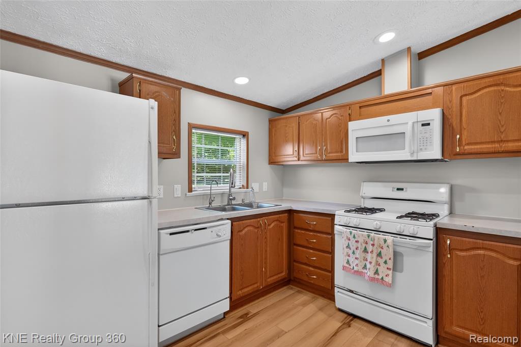 672 Red Oaks Drive, Howell, MI 48843 — Photo 8