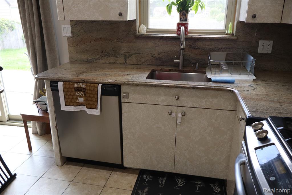 39552 Forbes Drive, Sterling Heights, MI 48310 — Photo 23