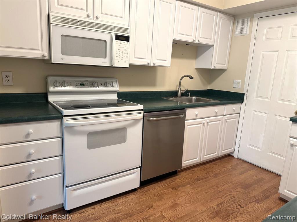 1618 BRENTWOOD Drive, Troy, MI 48098 — Photo 8