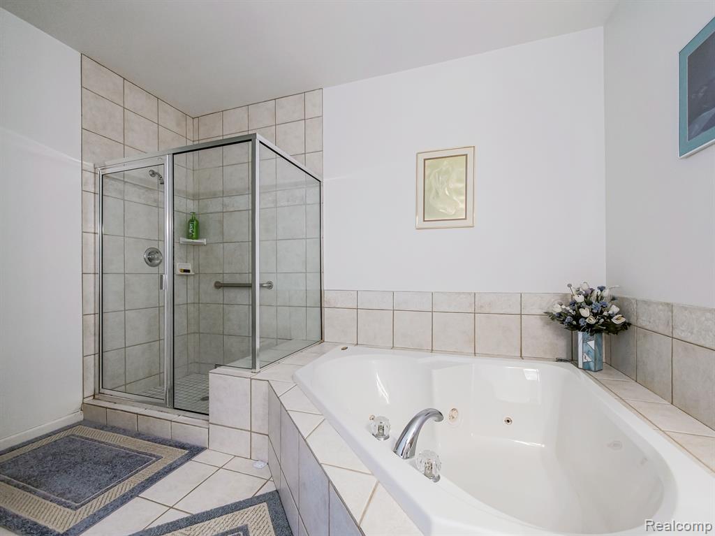 8011 WOODSTONE Drive, Grand Blanc, MI 48439 — Photo 13