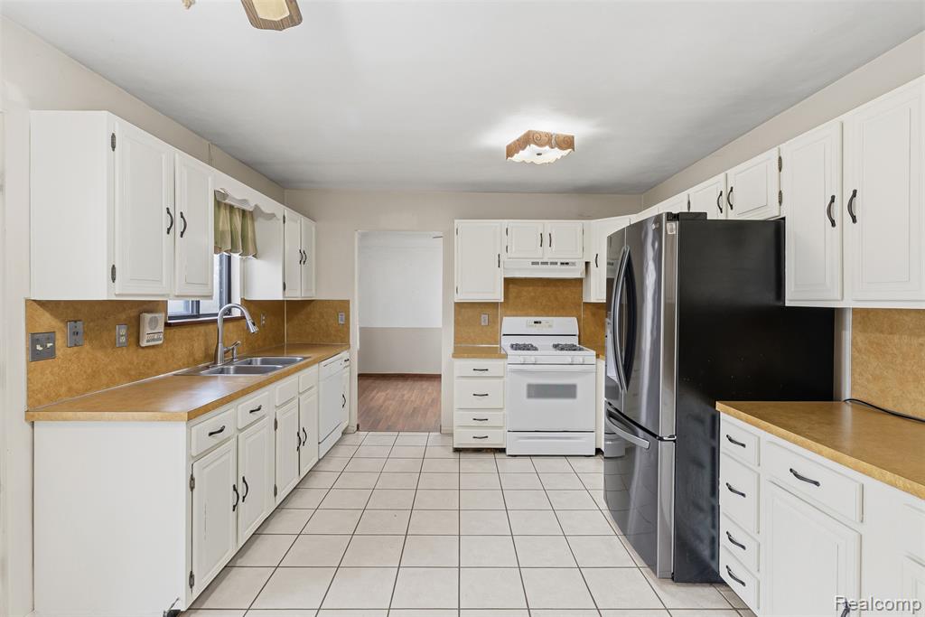 5037 W Court Street, Flint, MI 48532 — Photo 9