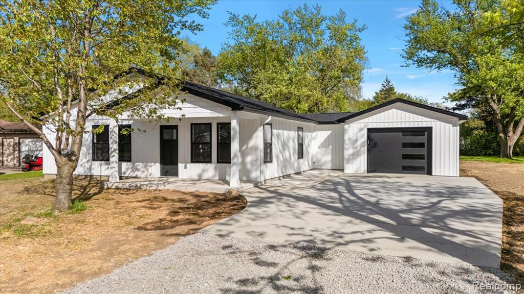 6165 Woodsdale Drive, Grand Blanc, MI 48439 — Photo 2