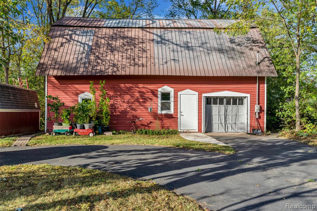327 Reid Road, Grand Blanc, MI 48439 — Photo 52