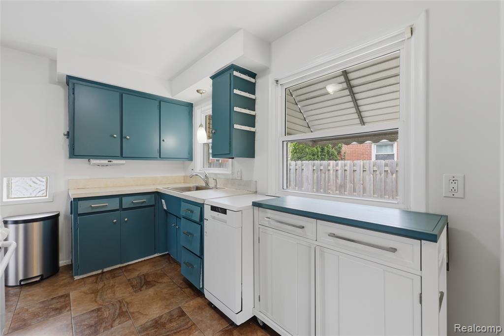 24920 Star Valley Drive, Saint Clair Shores, MI 48080 — Photo 12