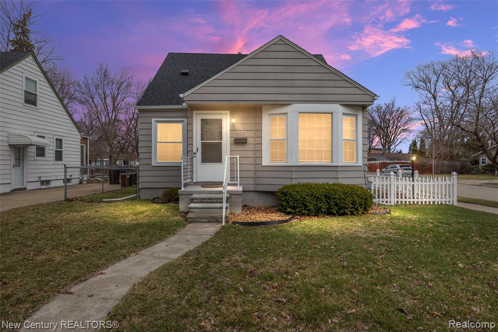 609 E Baker Avenue, Clawson, MI — front exterior