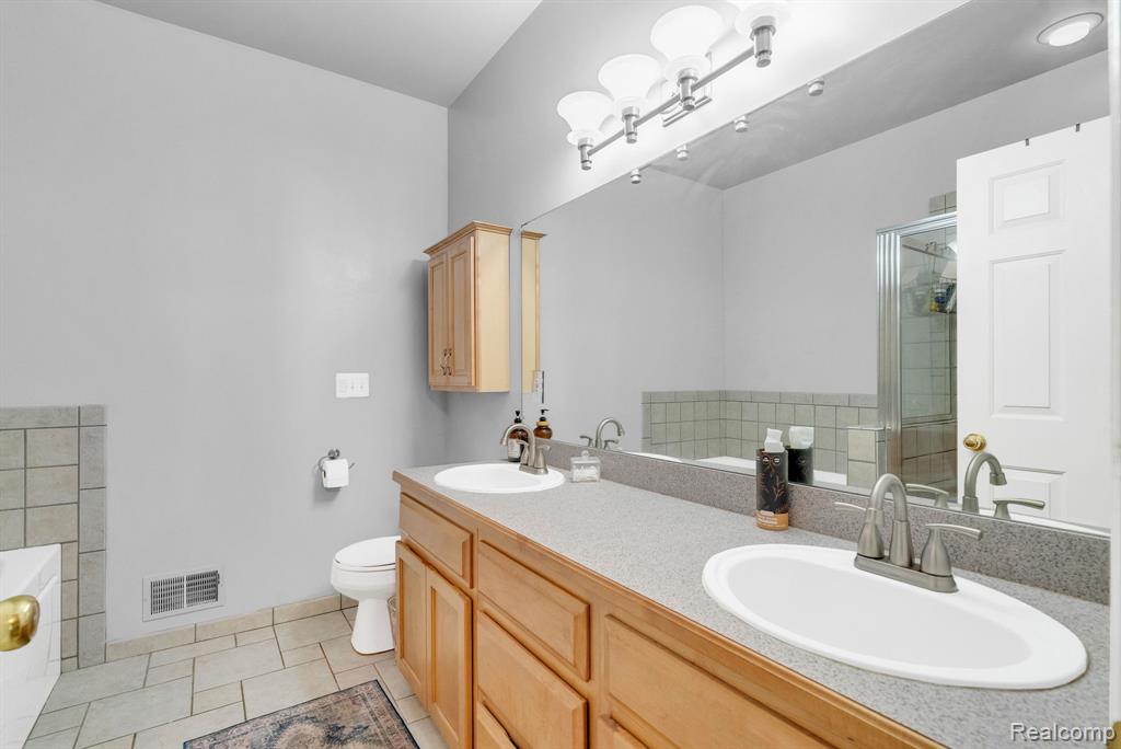 42682 Park Cresent Drive, Sterling Heights, MI 48313 — Photo 22