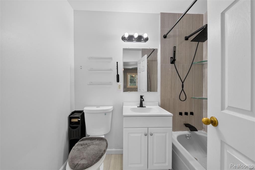 20471 Hollywood Street, Harper Woods, MI 48225 — Photo 38