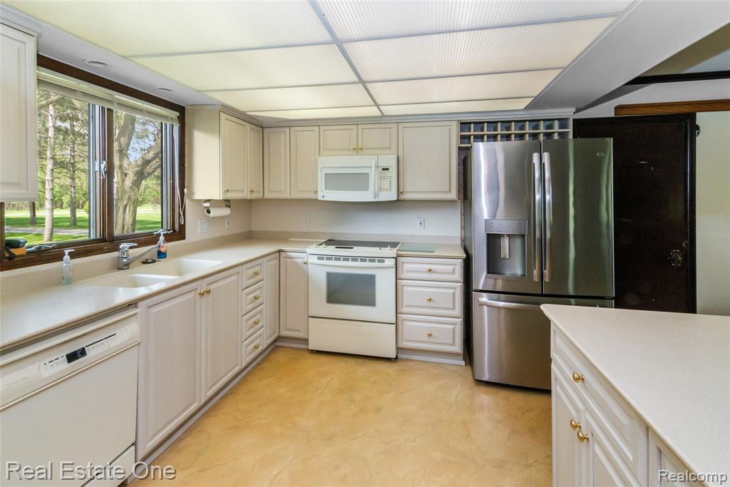 9050 Earhart Road, South Lyon, MI 48178 — Photo 8