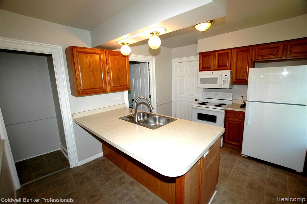 706 N Main Street, Lapeer, MI 48446 — Photo 6