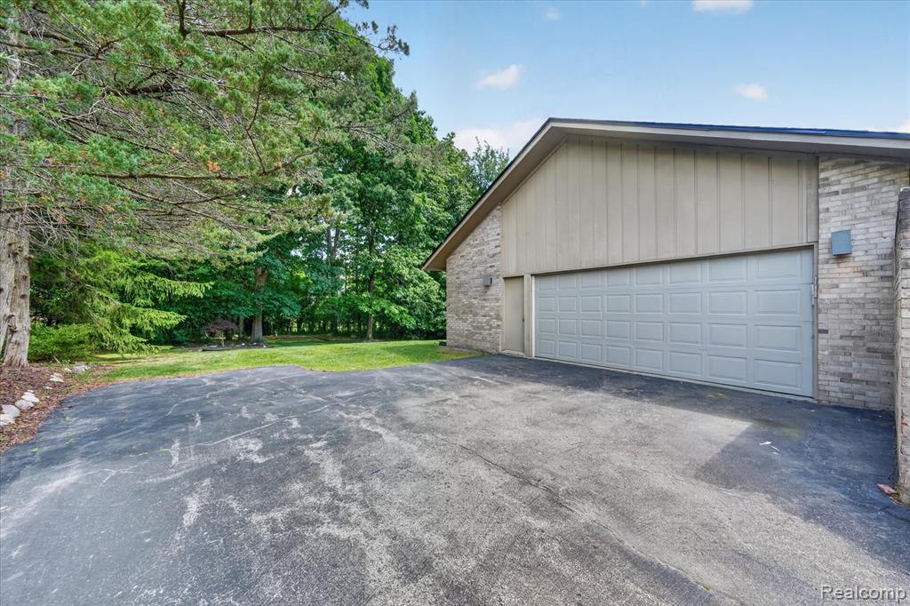 6153 Pickwood Drive, West Bloomfield, MI — Photo 27
