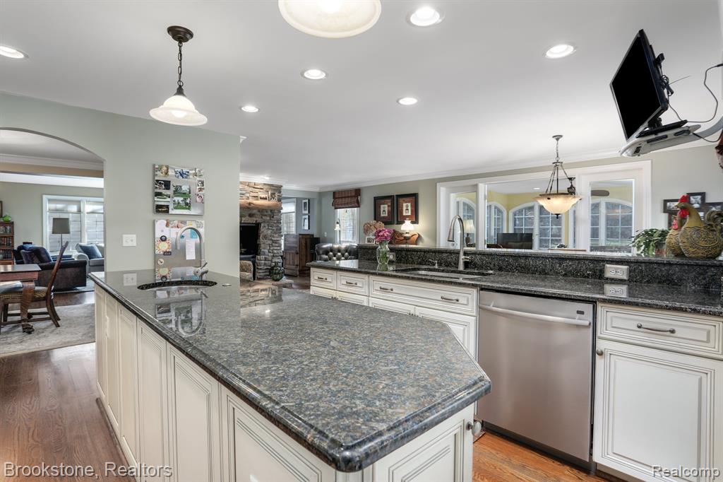 7585 LILAC Court, West Bloomfield, MI 48324 — Photo 7