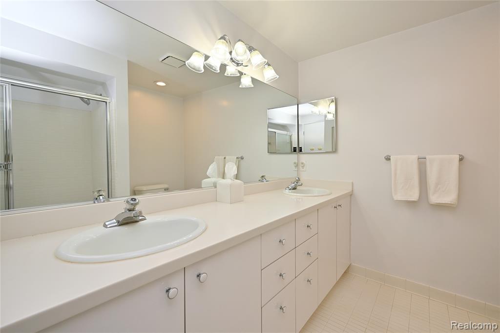 6020 Orchard Ridge Court, West Bloomfield, MI — Photo 33