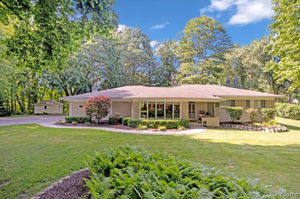 6875 Hubbard Road, Clarkston, MI 48348 — front exterior