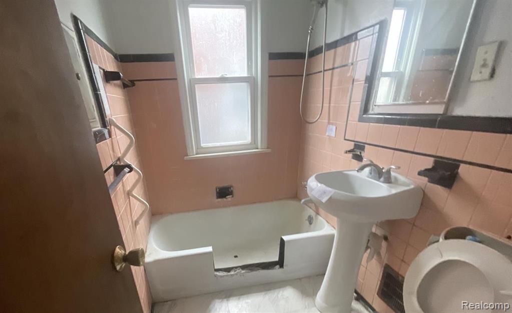 9115 ROSELAWN Street, Detroit, MI 48204 — Photo 5
