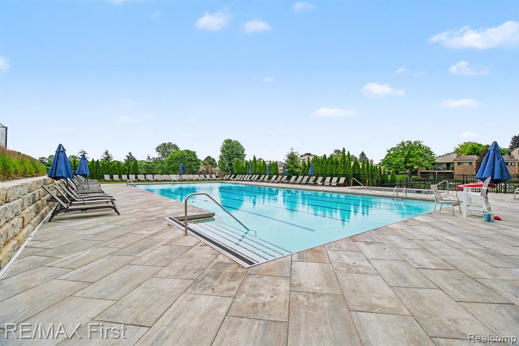 601 Brookwood Lane E, Rochester Hills, MI 48309 — Photo 33