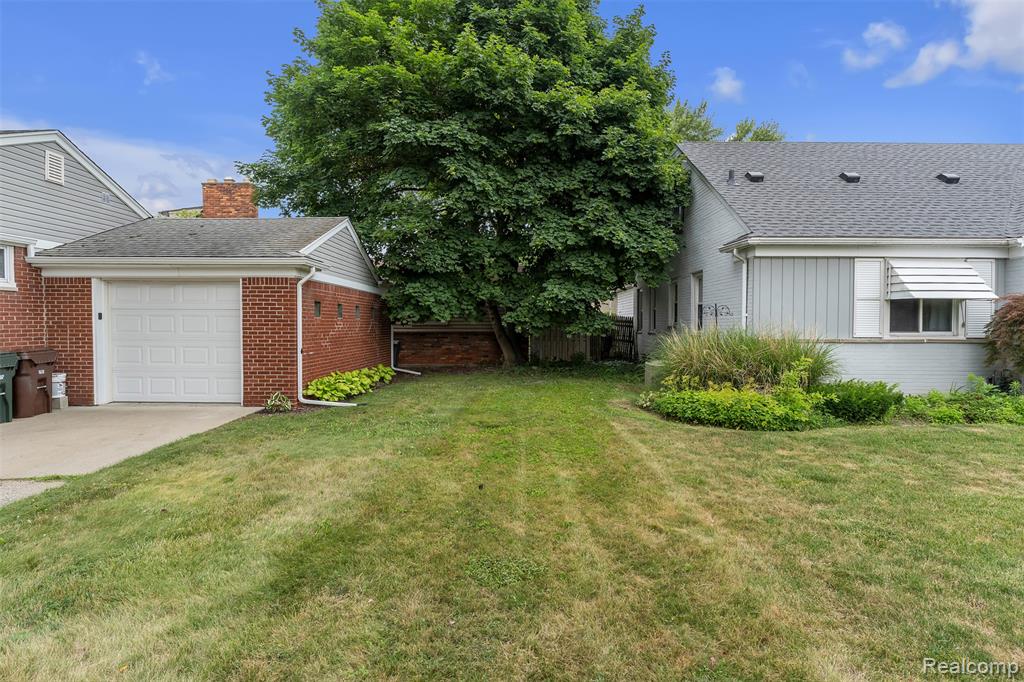 765 Vernier Road, Grosse Pointe Woods, MI 48236 — Photo 42