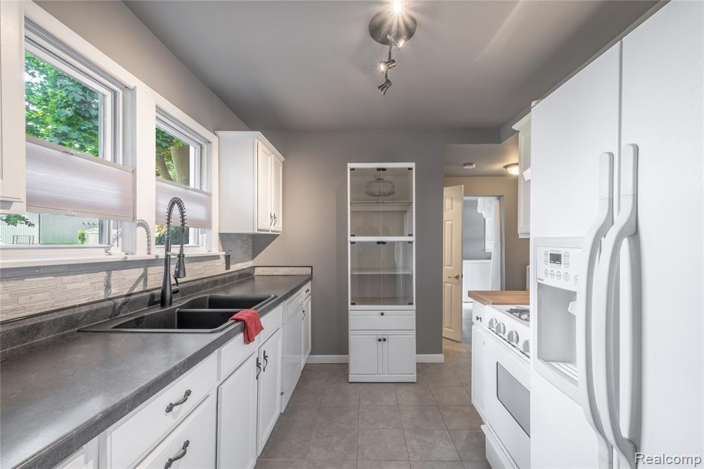 108 S Church Street, Byron, MI 48418 — Photo 11