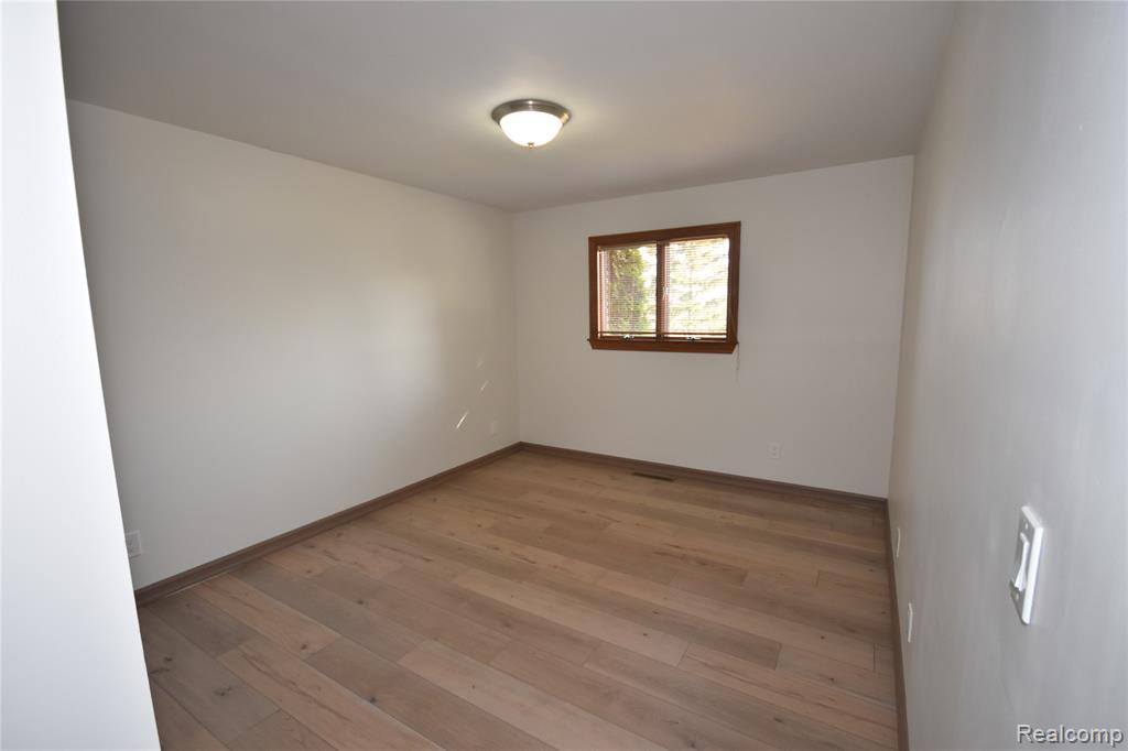 5106 Lakewood Drive, Grand Blanc, MI 48439 — Photo 16