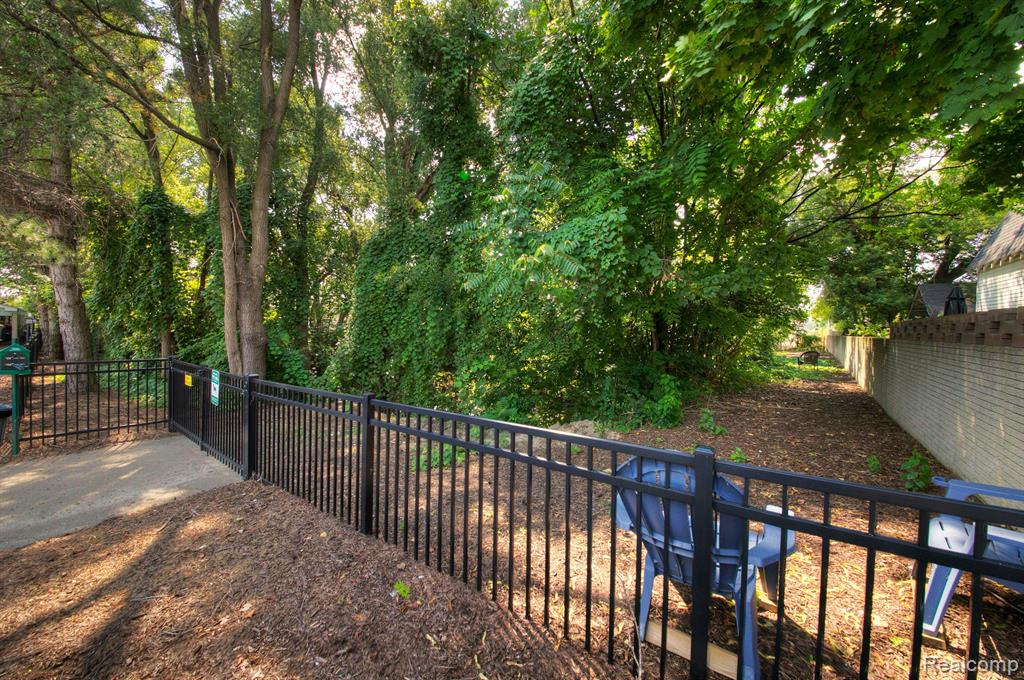 252 PINEWOOD Drive, Plymouth, MI 48170 — Photo 26