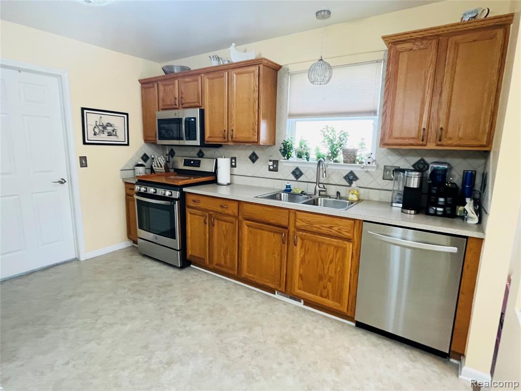 828 Woodhaven Drive, Commerce Twp, MI 48390 — Photo 11