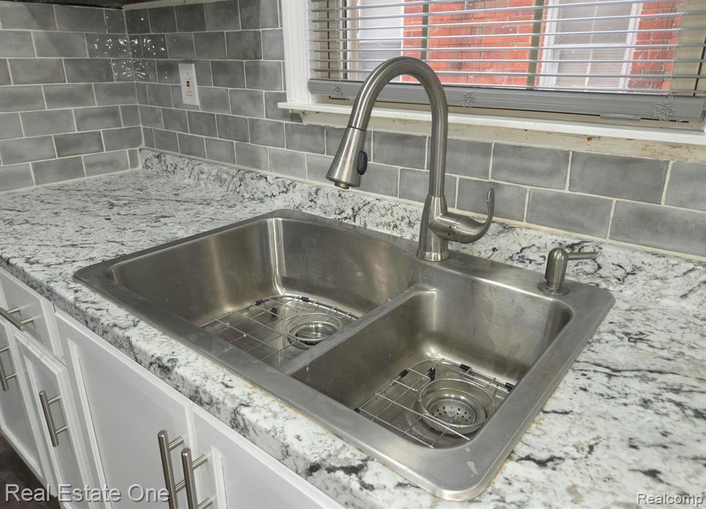 8254 Sussex Street, Detroit, MI 48228 — Photo 12