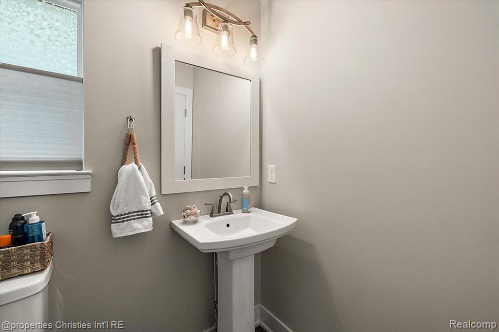 581 S Winding Drive, Waterford, MI 48328 — Photo 10