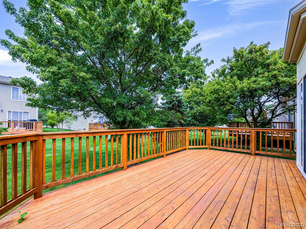 402 WOODHAVEN Drive, Commerce Twp, MI 48390 — Photo 15