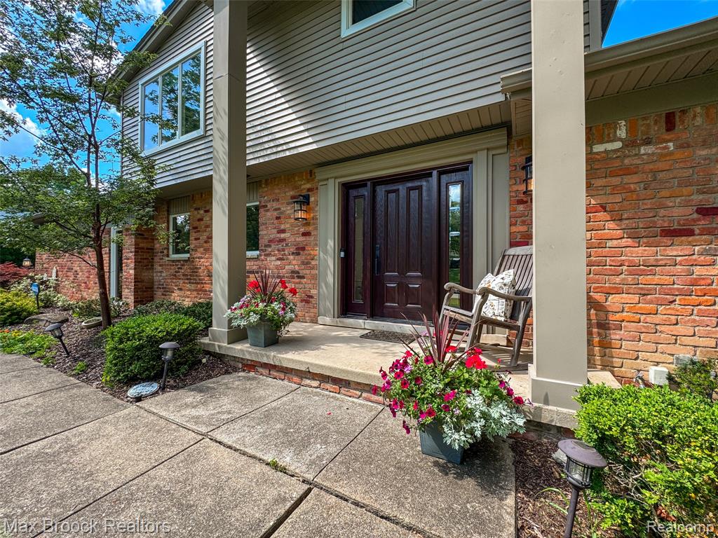 6907 W Knollwood Circle, West Bloomfield, MI — Photo 2