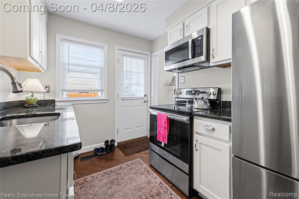 703 1/2 Saint Clair Street, Grosse Pointe, MI 48230 — Photo 8