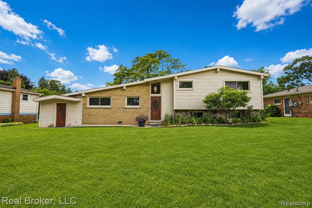 1318 S Williams Lake Road, White Lake, MI