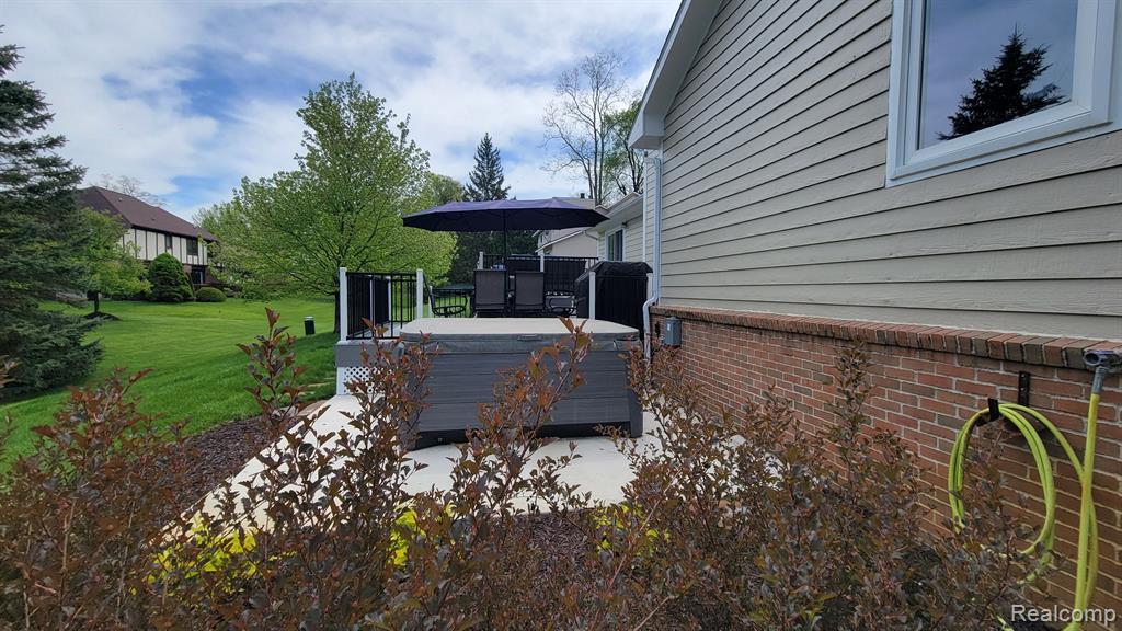 6192 N SHORE Drive, West Bloomfield, MI 48324 — Photo 8