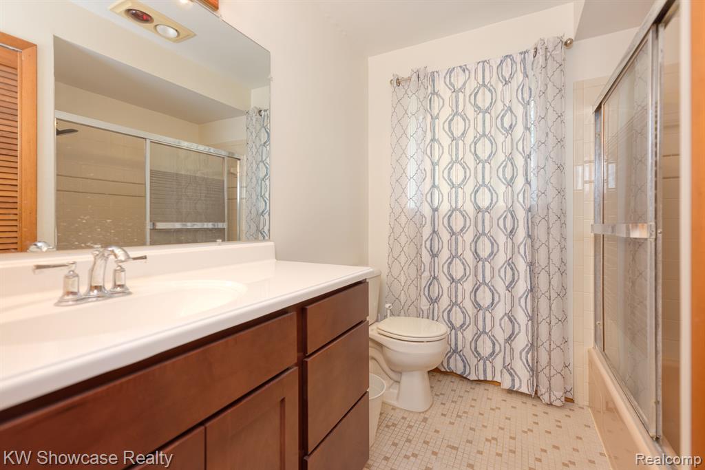 4035 CIRCLE Boulevard, West Bloomfield, MI 48323 — Photo 6