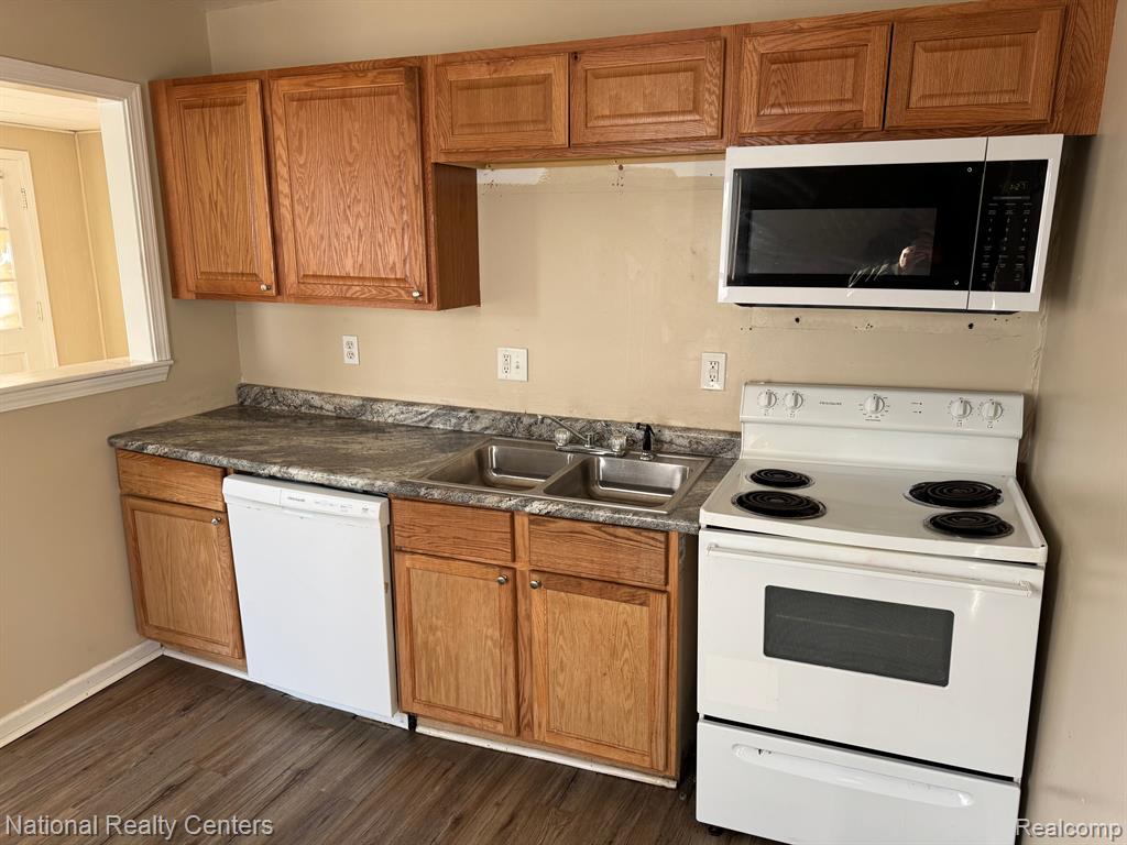 70 W MAPLEDALE Avenue, Hazel Park, MI 48030 — Photo 5