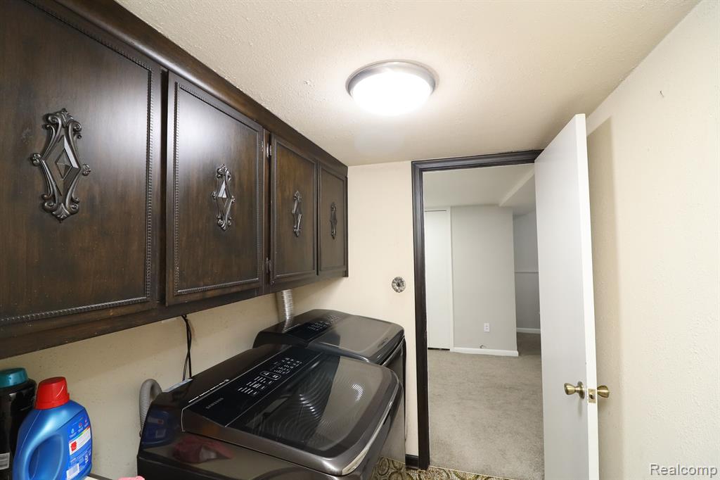 693 CRONIN Drive, Dearborn Heights, MI 48127 — Photo 16