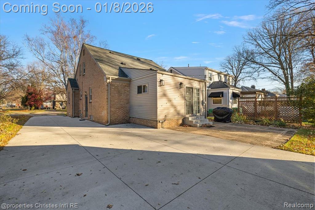 13365 Winchester Avenue, Huntington Woods, MI — Photo 46