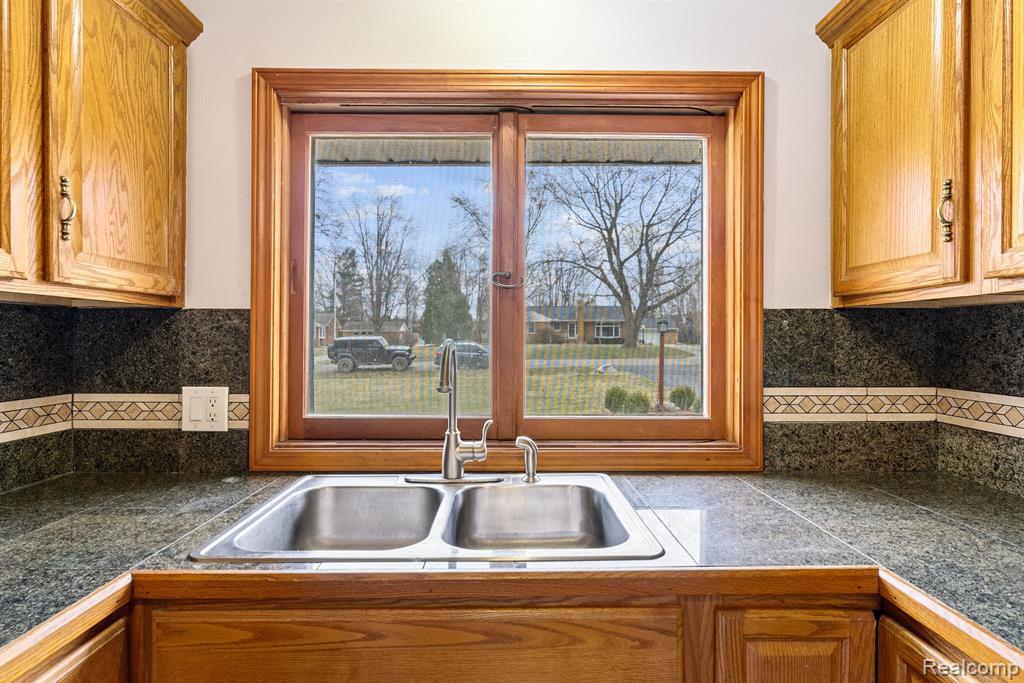 724 NICHOLS Road, Auburn Hills, MI 48326 — Photo 17