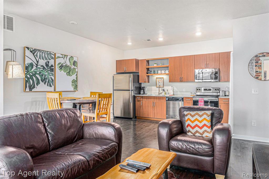 630 S GARFIELD Avenue, 202, Traverse City, MI 49686 — Photo 9