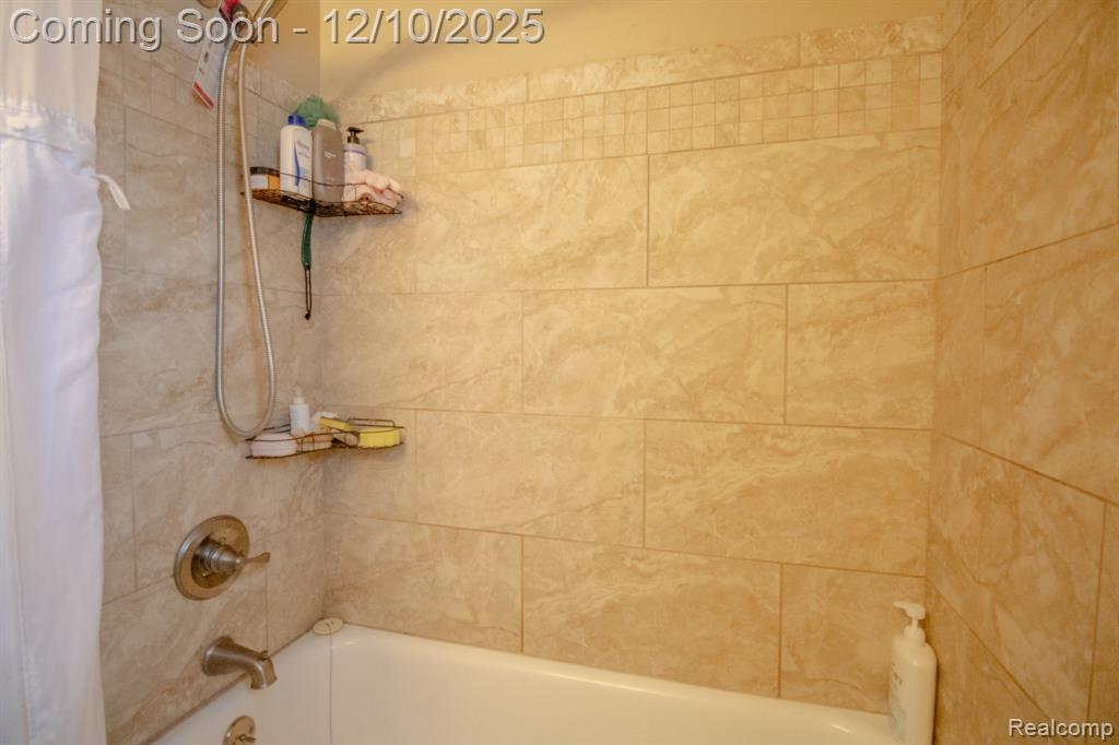 20000 Lancaster Street, Harper Woods, MI 48225 — Photo 22