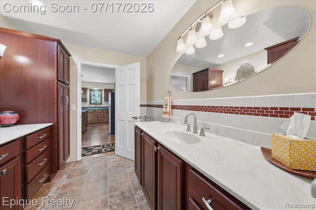555 E Square Lake Road, Troy, MI 48085 — Photo 31
