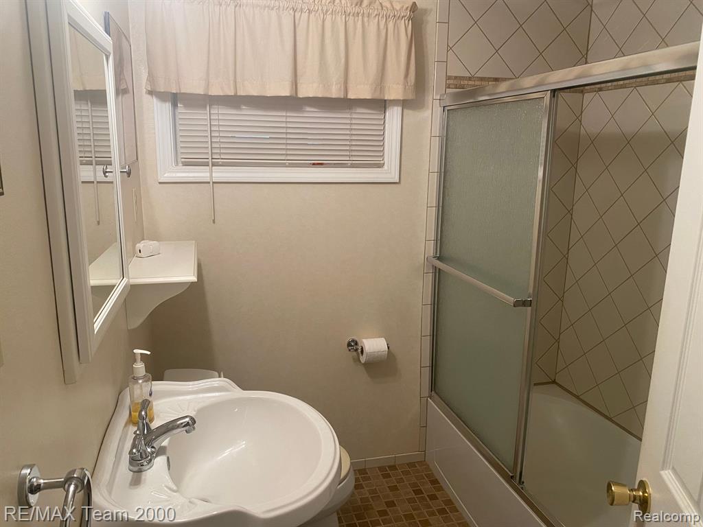 4981 PARDEE Avenue, Dearborn Heights, MI 48125 — Photo 9