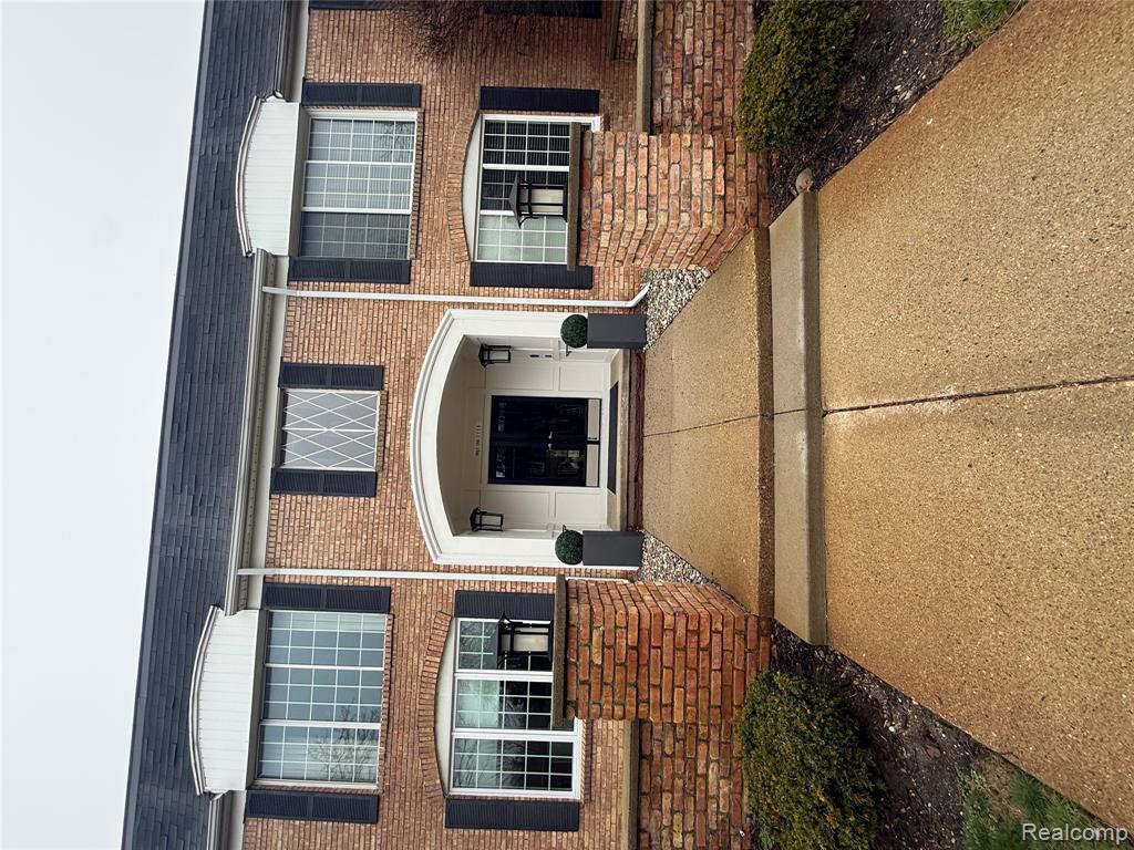 150 E Long Lake Road, Bloomfield Hills, MI 48304